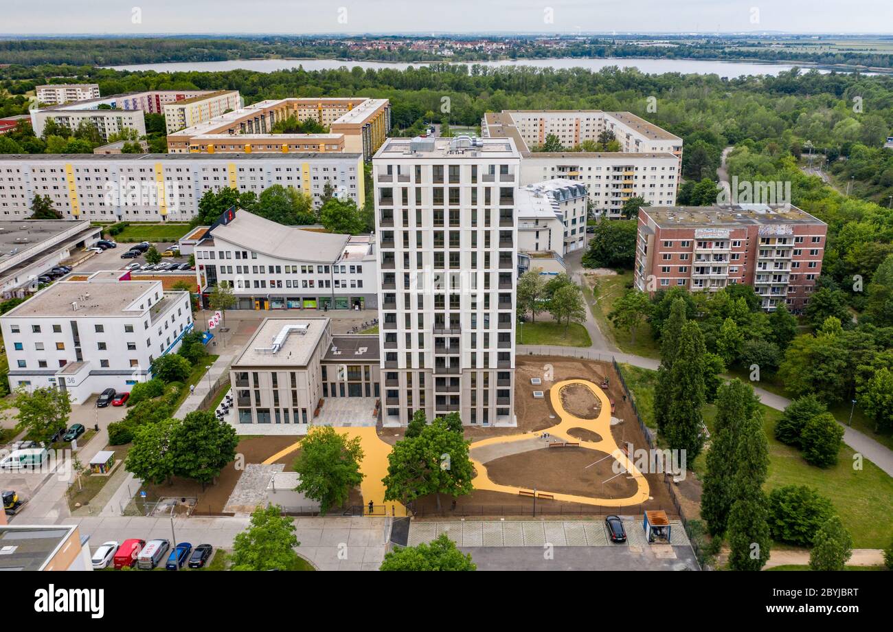 14 septembre 2017, Saxe, Leipzig: Les ouvriers du bâtiment sont occupés avec le travail final sur les installations extérieures autour de la nouvelle 'Lipsia Tower'. La première tour de la suite de la réunification dans le quartier de Grünau, en plaques de béton préfabriquées GDR de Leipzig, dispose de 60 appartements de une à trois pièces sur ses 13 étages. La coopérative d'habitation Lipsia investit 13 millions d'euros. Le projet sans barrière 'Lipsia Tower' est principalement destiné aux locataires plus âgés. Selon les plans actuels, les premiers résidents devraient déménager en juillet. (Vue aérienne avec un drone) photo: Jan Woitas/dpa-Zentralbild/dp Banque D'Images