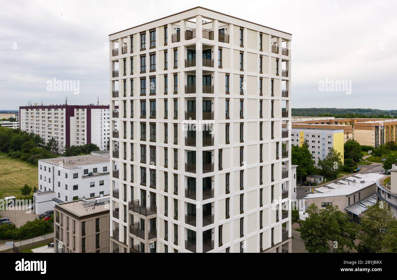 Leipzig, Allemagne. 14 septembre 2017. Vue sur la nouvelle 'Lipsia-Tower'. Le premier bâtiment de haute élévation post-réunification du quartier de Grünau, un quartier en plaques de béton préfabriquées GDR de Leipzig, dispose de 60 appartements de une à trois pièces sur ses 13 étages. La coopérative d'habitation Lipsia investit 13 millions d'euros. Le projet sans barrière 'Lipsia Tower' est principalement destiné aux locataires plus âgés. Selon les plans actuels, les premiers résidents devraient déménager en juillet. (Vue aérienne avec un drone) crédit: Jan Woitas/dpa-Zentralbild/dpa/Alay Live News Banque D'Images