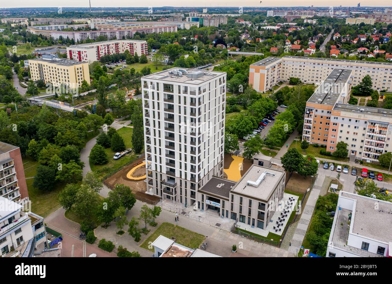 14 septembre 2017, Saxe, Leipzig: Les ouvriers du bâtiment sont occupés avec le travail final sur les installations extérieures autour de la nouvelle 'Lipsia Tower'. La première tour de la suite de la réunification dans le quartier de Grünau, en plaques de béton préfabriquées GDR de Leipzig, dispose de 60 appartements de une à trois pièces sur ses 13 étages. La coopérative d'habitation Lipsia investit 13 millions d'euros. Le projet sans barrière 'Lipsia Tower' est principalement destiné aux locataires plus âgés. Selon les plans actuels, les premiers résidents devraient déménager en juillet. (Vue aérienne avec un drone) photo: Jan Woitas/dpa-Zentralbild/dp Banque D'Images
