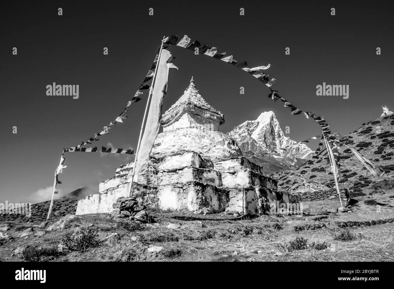 Népal. Island Peak Trek. Au Chorten bouddhiste Stupa au-dessus de la colonie Sherpa de Dingboche avec le formidable pic de Taboche au loin Banque D'Images