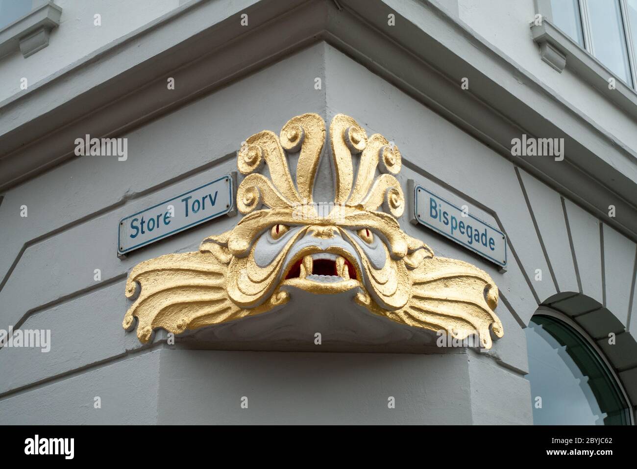 Hotel Royal au coin du magasin Torv et de la Bispegade à Aarhus Danemark UNE sculpture de Gargoyle est sur le mur extérieur de l'hôtel Banque D'Images