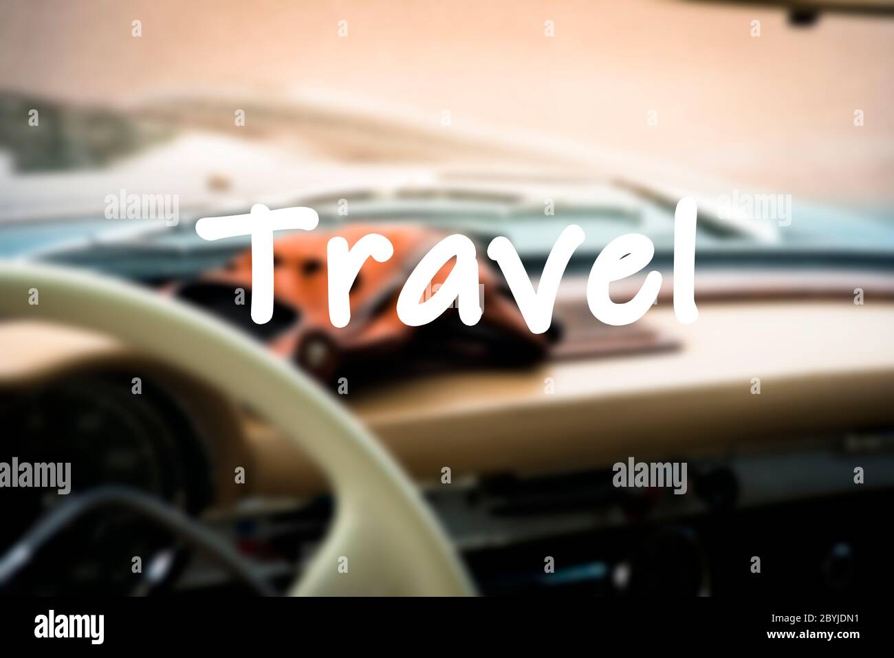 Citation Inspiree Sur Fond Flou Avec Filtre Vintage Gants Sur Le Tableau De Bord De La Voiture Panneau De Voyage Photo Stock Alamy