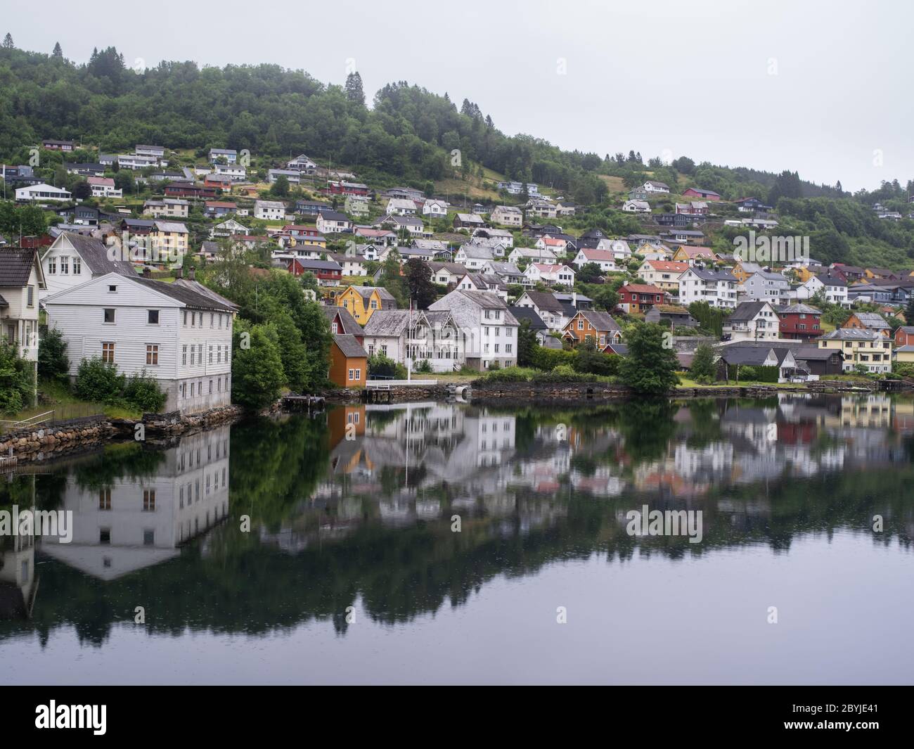 Vue d'été nuageuse sur Hardangerfjord et le village de Norheimsund, Norvège, Europe Banque D'Images