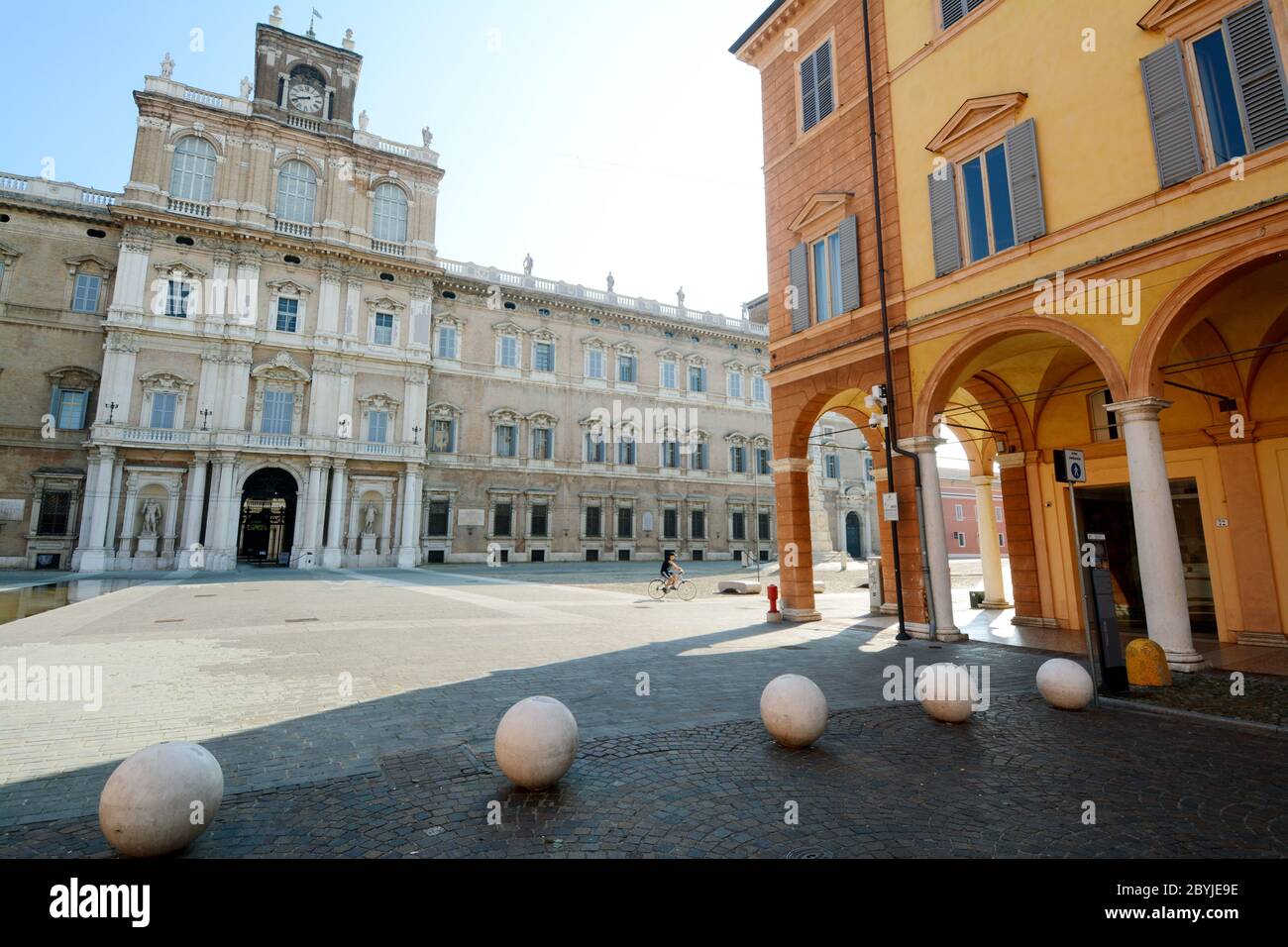 Italie /Modène – 23 juin 2019 : Piazza Roma et l'Académie militaire de Modène en Émilie-Romagne. Il est connu pour son vinaigre balsamique, son opéra et sa Ferra Banque D'Images