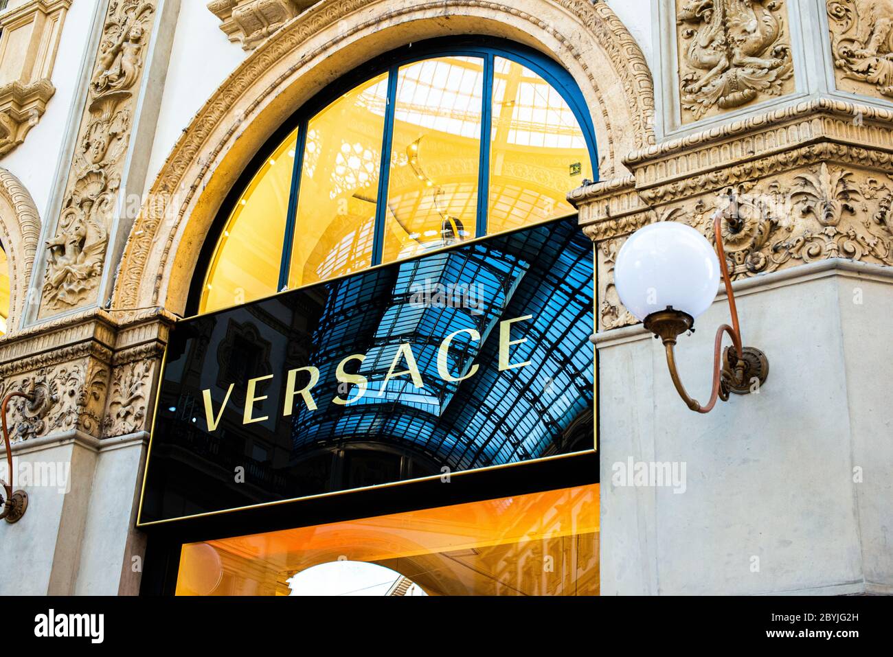 Milan, Italie, 20 décembre 2018 : vitrines du magasin de luxe Versace à Milan. Versace est une société de mode italienne Banque D'Images
