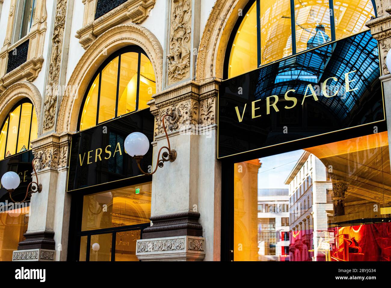 Milan, Italie, 20 décembre 2018 : vitrines du magasin de luxe Versace à Milan. Versace est une société de mode italienne Banque D'Images