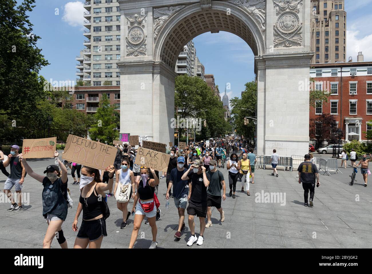 Les manifestants de Black Lives Matter arrivent au Washington Square Park à Manhattan, New York, le 06 juin 2020. Le meurtre de George Floyd a suscité un monde entier Banque D'Images