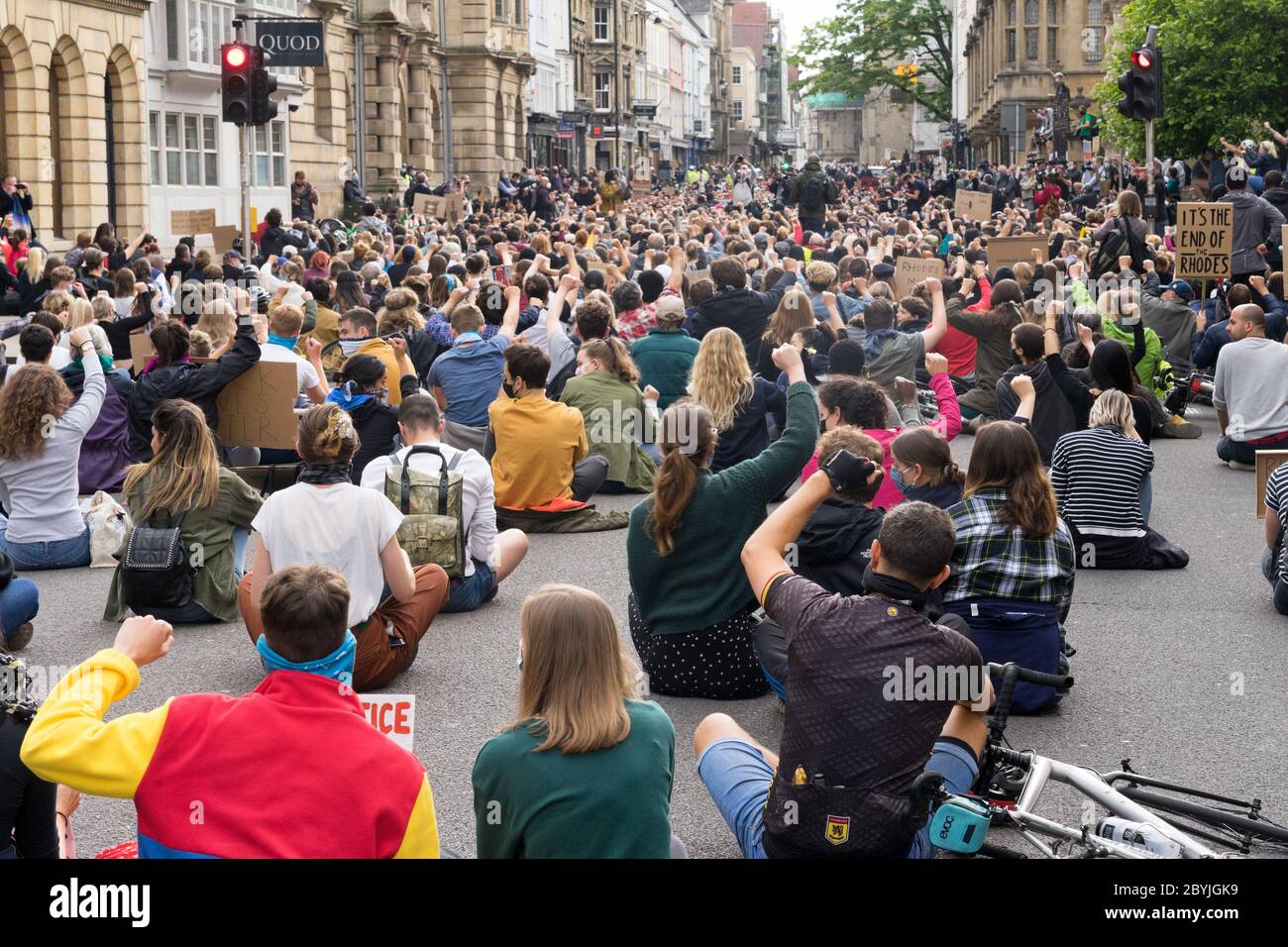 Campagne Black Lives Matter pour enlever la statue de Cecil Rhodes à Oriel College Oxford UK bloquant complètement la High Street. Banque D'Images