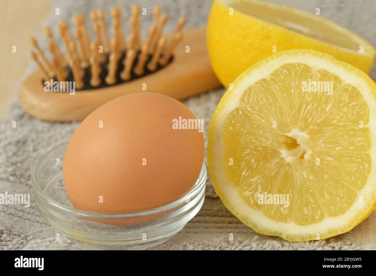 Œuf et citron avec brosse à cheveux sur serviette grise - ingrédients faits  maison pour masque Photo Stock - Alamy