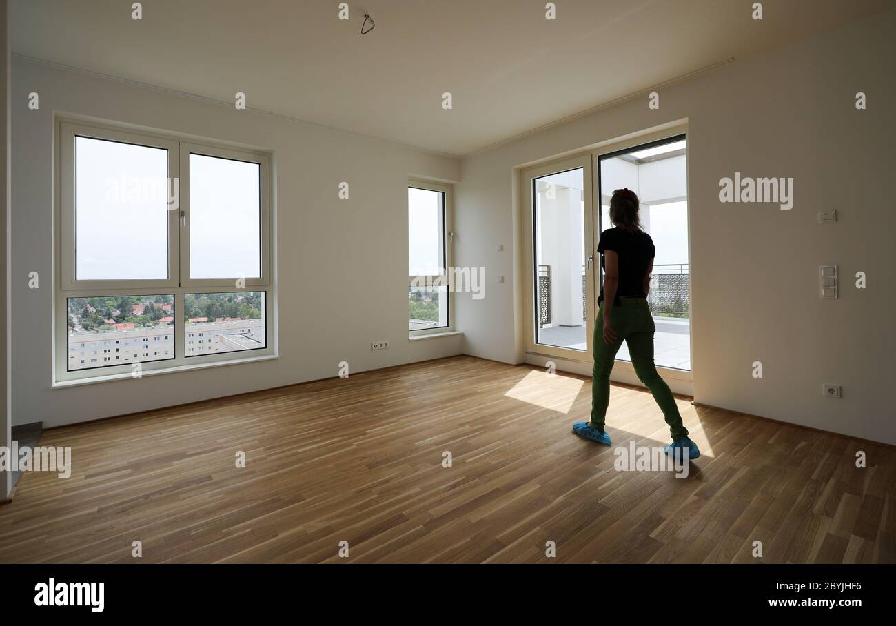 Leipzig, Allemagne. 10 juin 2020. Un employé de la coopérative d'habitation passe à travers un appartement dans la nouvelle 'Tour Lipsia'. La première tour de la suite de la réunification dans le quartier de Grünau, en plaques de béton préfabriquées GDR de Leipzig, dispose de 60 appartements de une à trois pièces sur ses 13 étages. La coopérative d'habitation Lipsia investit 13 millions d'euros. Le projet sans barrière 'Lipsia Tower' est principalement destiné aux locataires plus âgés. Selon les plans actuels, les premiers résidents devraient déménager en juillet. Crédit : Jan Woitas/dpa-Zentralbild/dpa/Alay Live News Banque D'Images