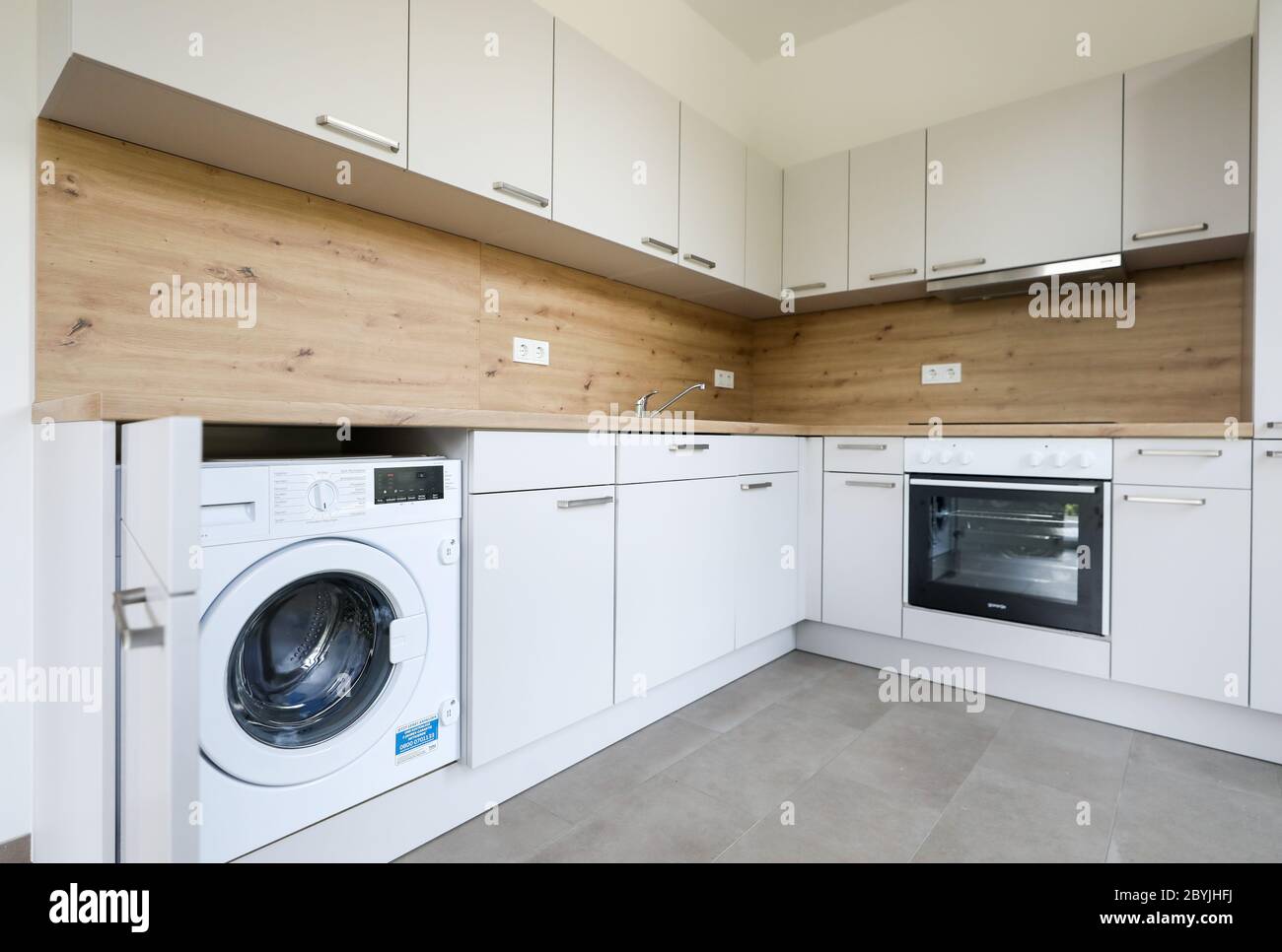 Leipzig, Allemagne. 10 juin 2020. Une cuisine équipée avec lave-linge est située dans un appartement dans la nouvelle 'Lipsia Tower'. Le premier bâtiment de haute élévation post-réunification du quartier de Grünau, un bâtiment préfabriqué en béton de la RDA de Leipzig, dispose de 60 appartements de une à trois pièces sur ses 13 étages. La coopérative d'habitation Lipsia investit 13 millions d'euros. Le projet sans barrière 'Lipsia Tower' est principalement destiné aux locataires plus âgés. Selon les plans actuels, les premiers résidents devraient déménager en juillet. Crédit : Jan Woitas/dpa-Zentralbild/dpa/Alay Live News Banque D'Images