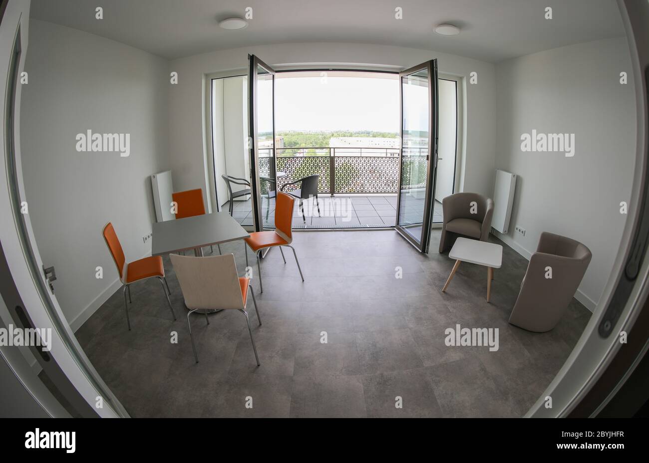 Leipzig, Allemagne. 10 juin 2020. Vue dans une salle commune dans la nouvelle 'Lipsia-Tower'. La première tour de la suite de la réunification dans le quartier de Grünau, un quartier en plaques de béton préfabriquées GDR de Leipzig, a de la place pour 60 appartements de une à trois pièces sur ses 13 étages. La coopérative d'habitation Lipsia investit 13 millions d'euros. Le projet sans barrière 'Lipsia Tower' est principalement destiné aux locataires plus âgés. Selon les plans actuels, les premiers résidents devraient déménager en juillet. Crédit : Jan Woitas/dpa-Zentralbild/dpa/Alay Live News Banque D'Images