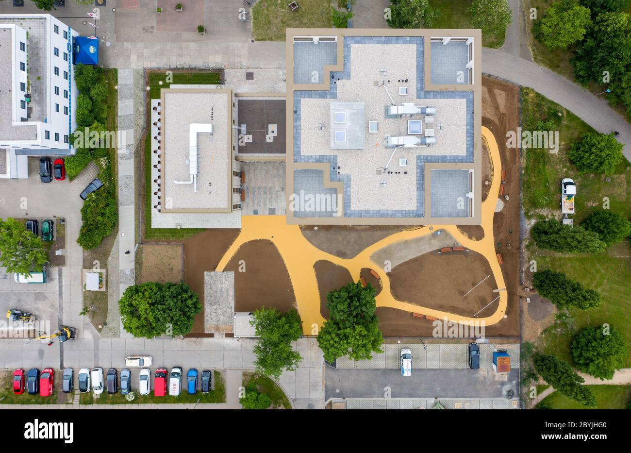 14 septembre 2017, Saxe, Leipzig: Les ouvriers du bâtiment sont occupés avec le travail final sur les installations extérieures autour de la nouvelle 'Lipsia Tower'. La première tour de la suite de la réunification dans le quartier de Grünau, en plaques de béton préfabriquées GDR de Leipzig, dispose de 60 appartements de une à trois pièces sur ses 13 étages. La coopérative d'habitation Lipsia investit 13 millions d'euros. Le projet sans barrière 'Lipsia Tower' est principalement destiné aux locataires plus âgés. Selon les plans actuels, les premiers résidents devraient déménager en juillet. (Vue aérienne avec un drone) photo: Jan Woitas/dpa-Zentralbild/dp Banque D'Images