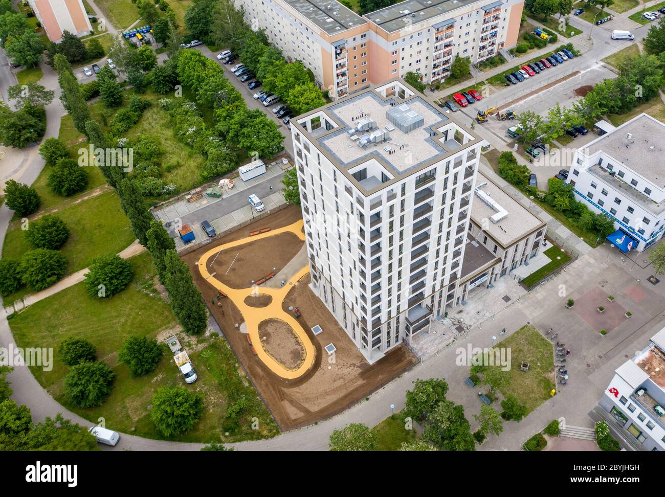 14 septembre 2017, Saxe, Leipzig: Les ouvriers du bâtiment sont occupés avec le travail final sur les installations extérieures autour de la nouvelle 'Lipsia Tower'. La première tour de la suite de la réunification dans le quartier de Grünau, en plaques de béton préfabriquées GDR de Leipzig, dispose de 60 appartements de une à trois pièces sur ses 13 étages. La coopérative d'habitation Lipsia investit 13 millions d'euros. Le projet sans barrière 'Lipsia Tower' est principalement destiné aux locataires plus âgés. Selon les plans actuels, les premiers résidents devraient déménager en juillet. (Vue aérienne avec un drone) photo: Jan Woitas/dpa-Zentralbild/dp Banque D'Images