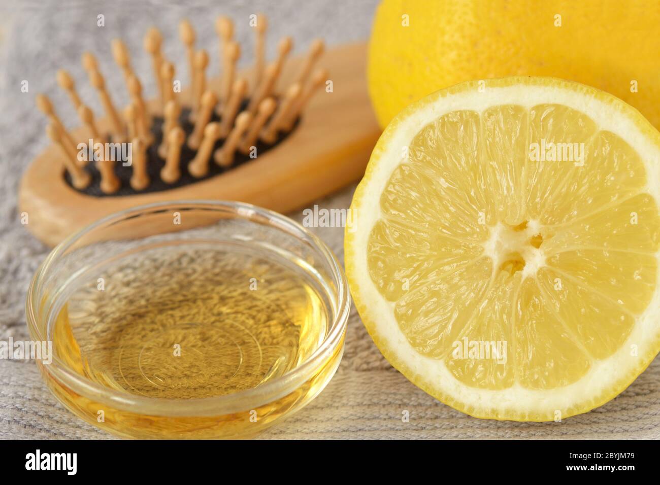 Vinaigre de cidre de pomme et citron avec brosse sur serviette grise -  ingrédients faits maison pour masque cheveux Photo Stock - Alamy