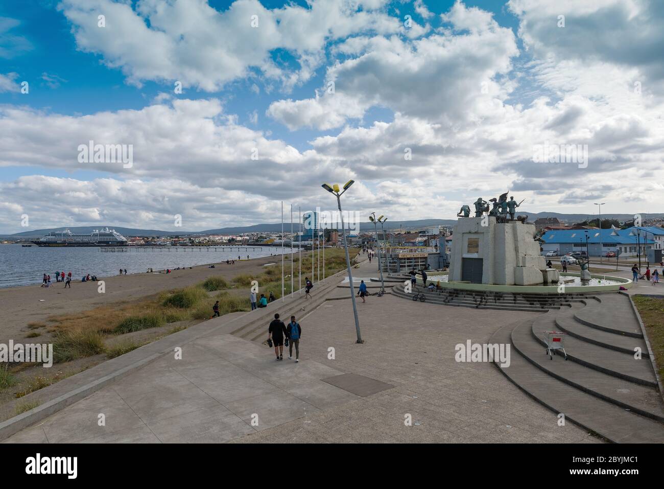 Marcheurs sur le front de mer de Punta Arenas, Patagonie, Chili Banque D'Images