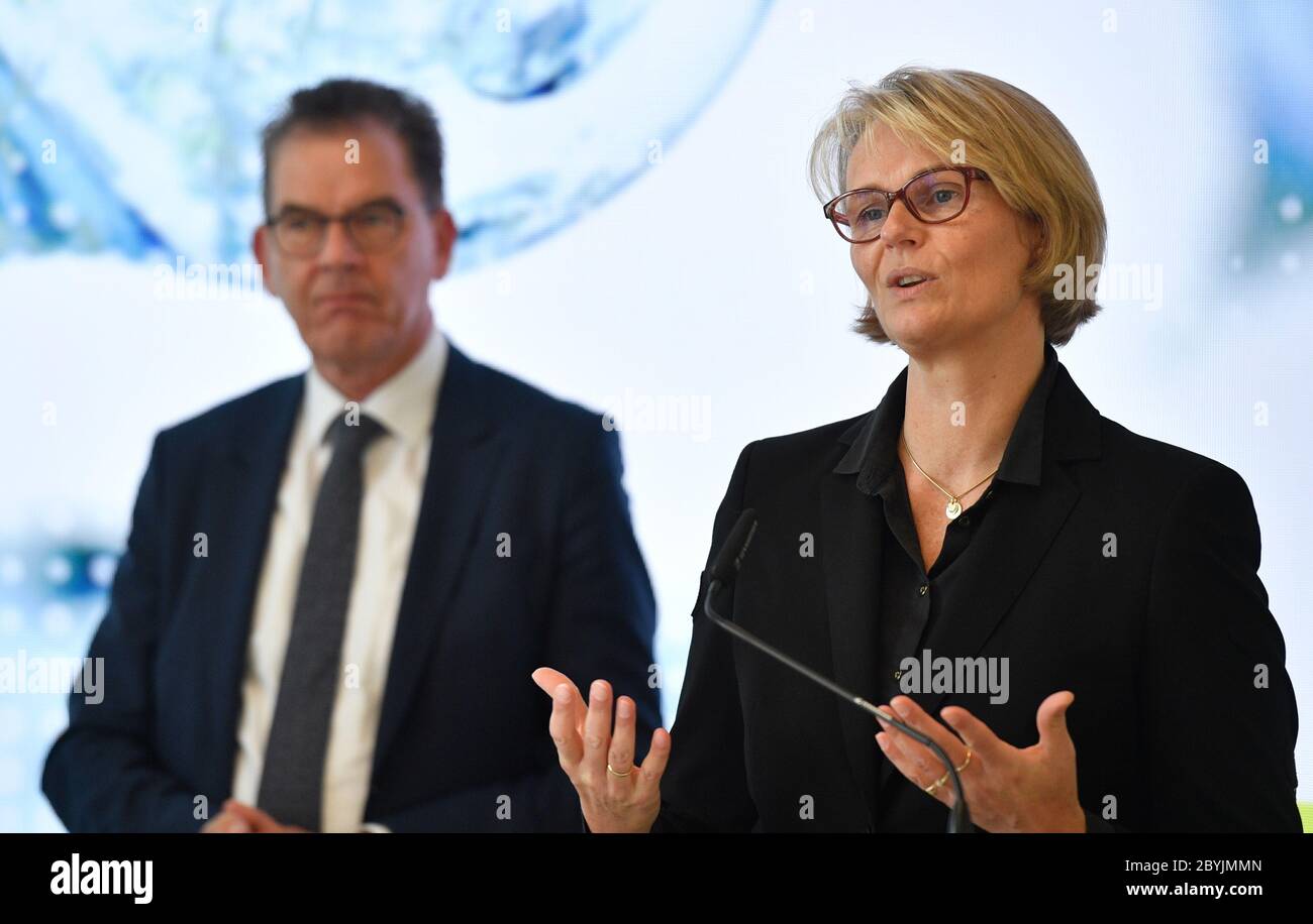 Berlin, Allemagne. 10 juin 2020. La ministre fédérale de la recherche, Anja Karliczek (CDU, l), et la ministre du développement, Gerd Müller (CDU, r), lors d'une conférence de presse pour présenter la stratégie du gouvernement fédéral en matière d'hydrogène. Crédit : John MacDougall/AFP-Pool/dpa/Alay Live News Banque D'Images