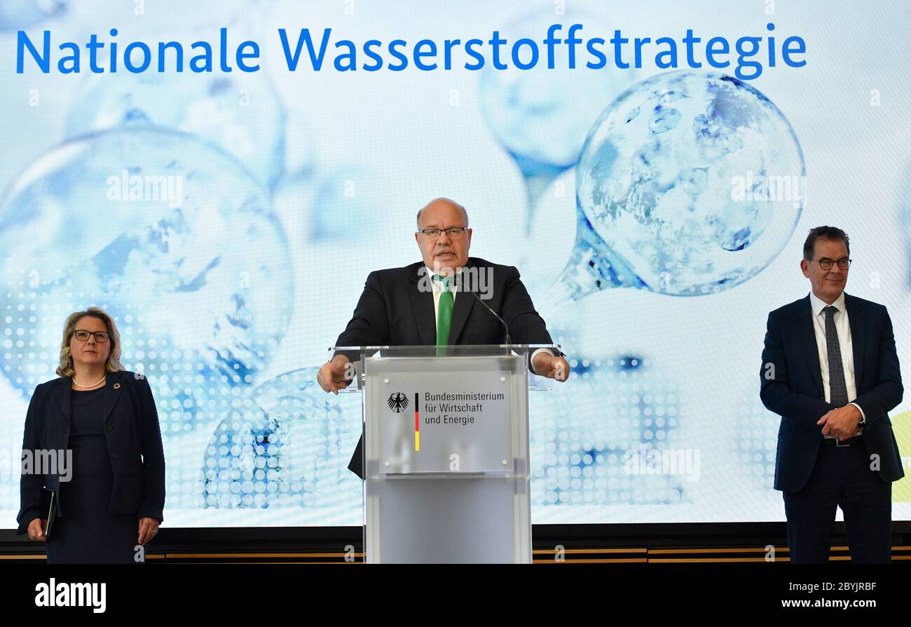 Berlin, Allemagne. 10 juin 2020. Le ministre fédéral de l'économie Peter Altmaier (M., CDU), le ministre du développement Gerd Müller (r, CSU) et le ministre fédéral de l'Environnement Svenja Schulze (SPD) lors d'une conférence de presse pour présenter la stratégie du gouvernement fédéral en matière d'hydrogène. Crédit : John MacDougall/AFP-Pool/dpa/Alay Live News Banque D'Images