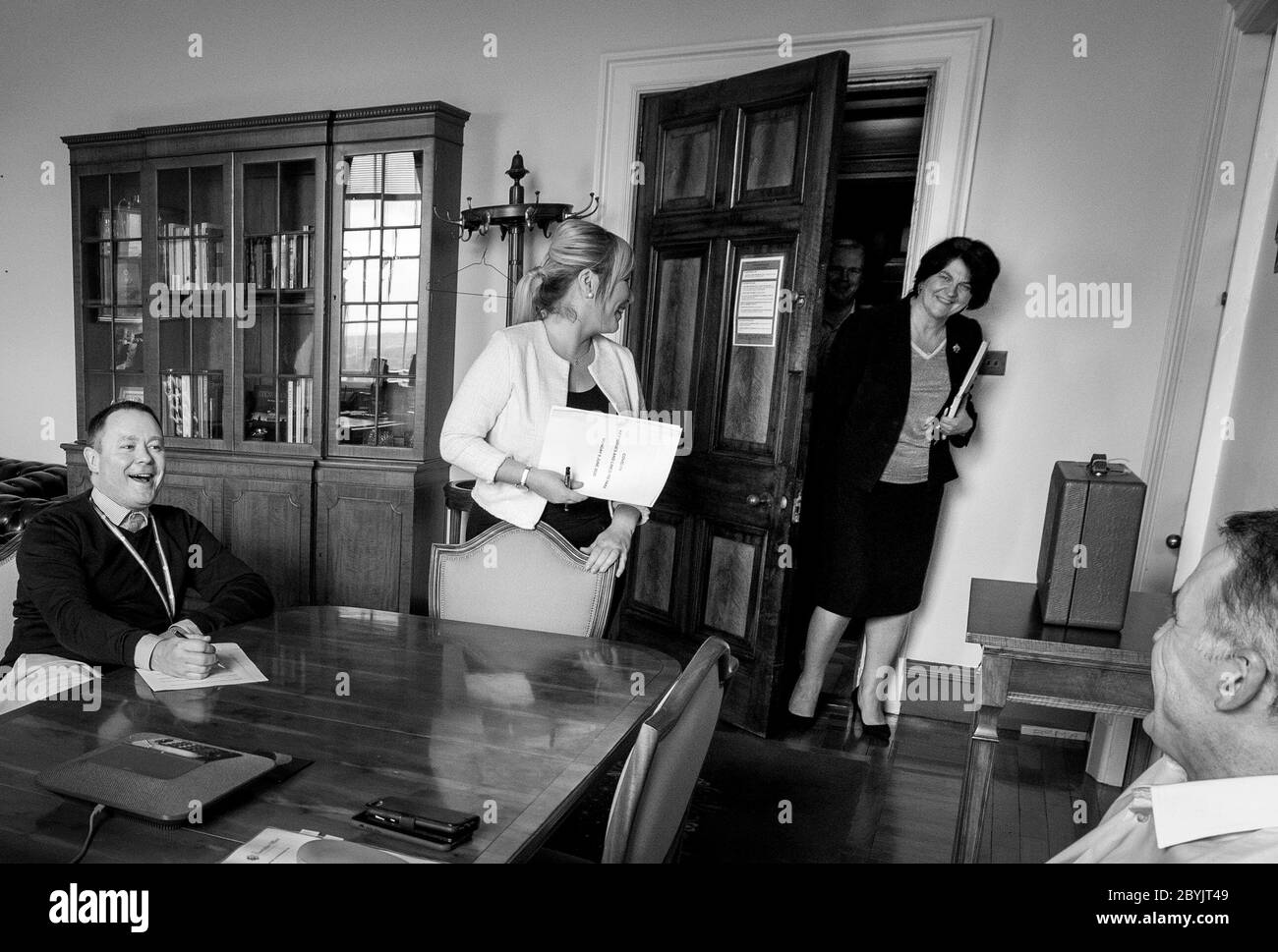 Dans les coulisses de Stormont pendant la pandémie de Covid-19, le premier ministre Arlene Foster entre dans le bureau de la première ministre adjointe où la première ministre adjointe Michelle O'Neill (deuxième à partir de la gauche) s'est exprimé avec ses collègues John Loughran SPAD (à gauche) et son ministre junior Declan Kearney. Banque D'Images