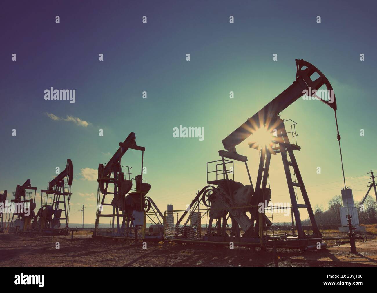 silhouette des pompes à huile de travail - style rétro vintage Banque D'Images