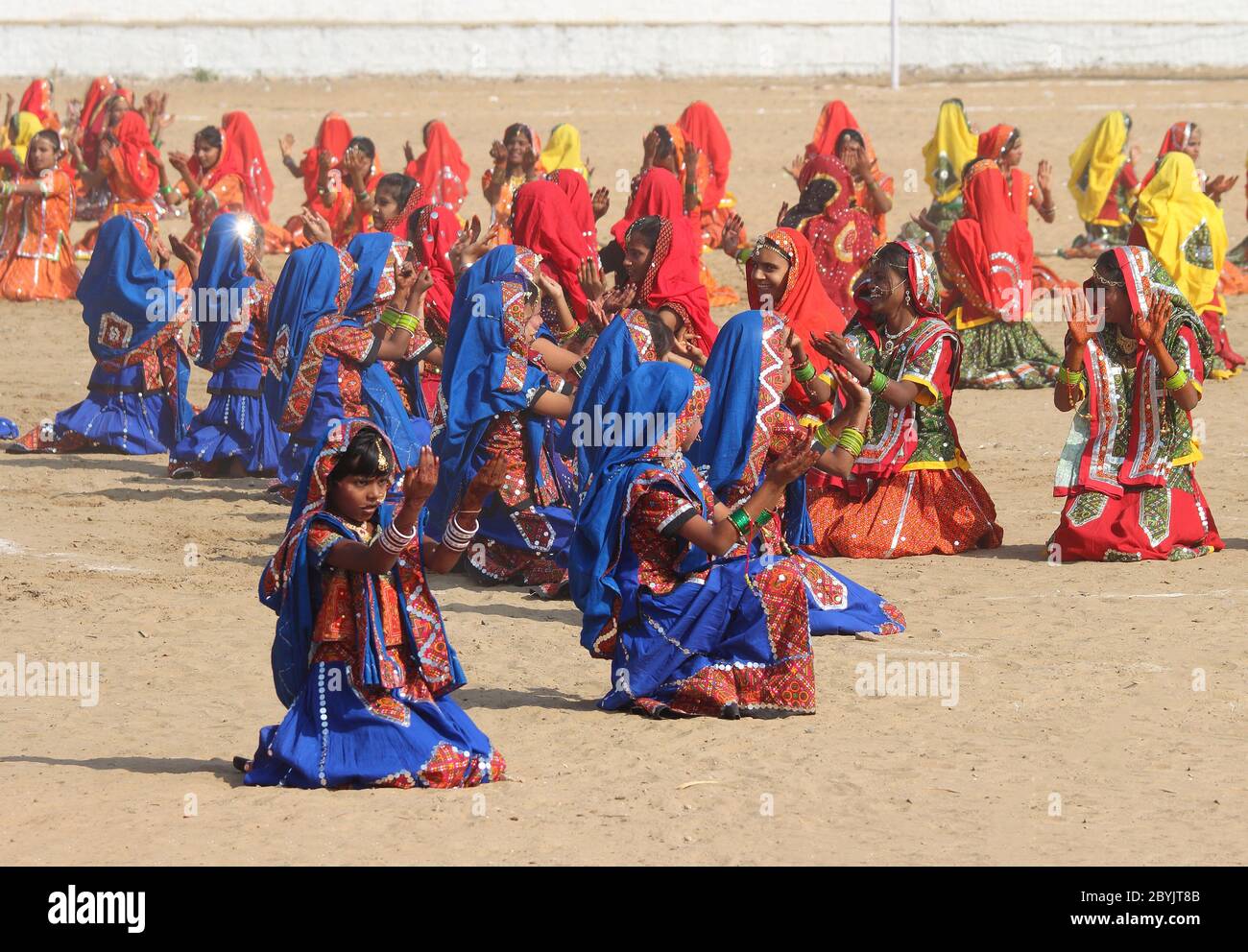 Affaires indiennes filles dansant à Pushkar camel fair Banque D'Images