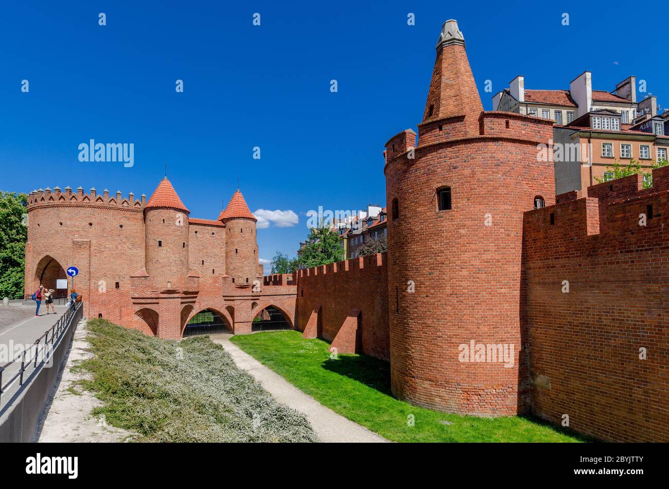 Varsovie, province de Mazovie, Pologne. Murs défensifs médiévaux avec un barbican et une lande. Quartier de la vieille ville. Banque D'Images