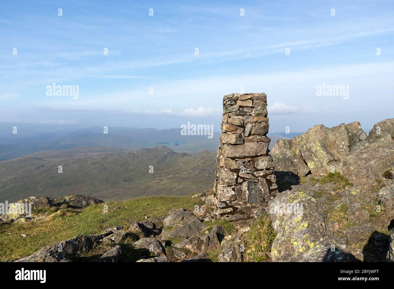 Le Trig Summit sur Harter est tombé avec la vue sur Ulpha MoorToward Green Crag, Lake District, Cumbria, Royaume-Uni Banque D'Images