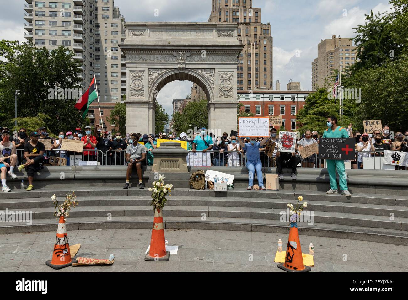 Des manifestants assistent à une manifestation Black Lives Matter à Washington Square Park à Manhattan, New York, le 06 juin 2020. Le meurtre de George Floyd a une étincelle Banque D'Images