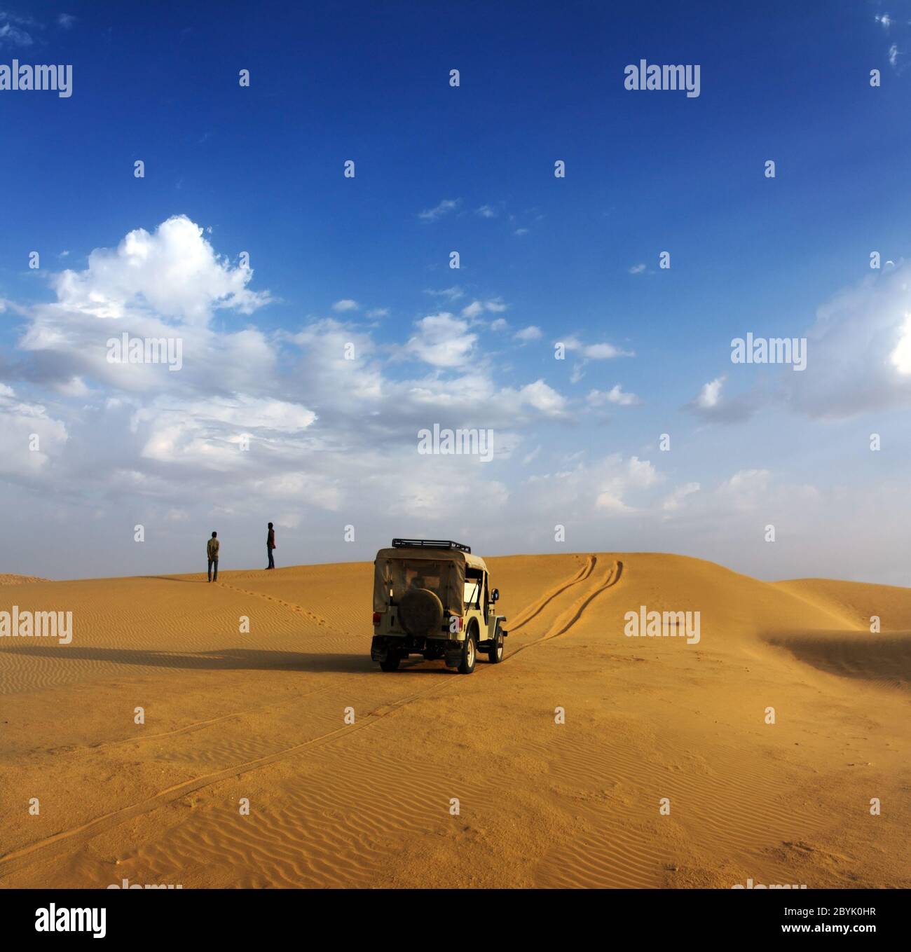 jeep dans le désert - safari Banque D'Images