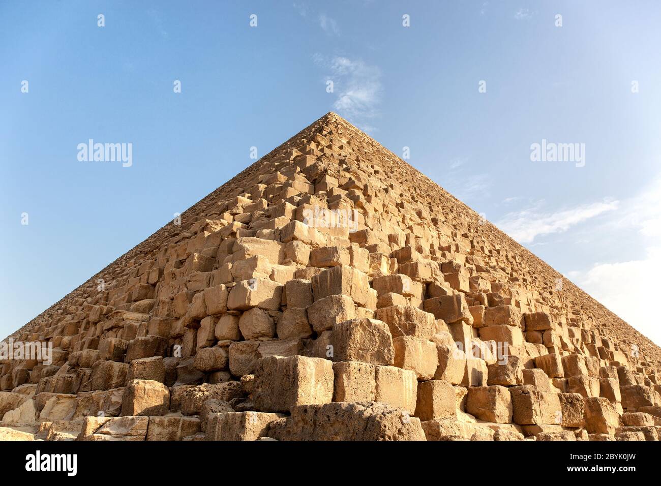 Gros plan d'une pyramide, Giza, Egypte, contre le ciel bleu. La Grande Pyramide de Gizeh est la seule reste des sept merveilles originales du monde Banque D'Images
