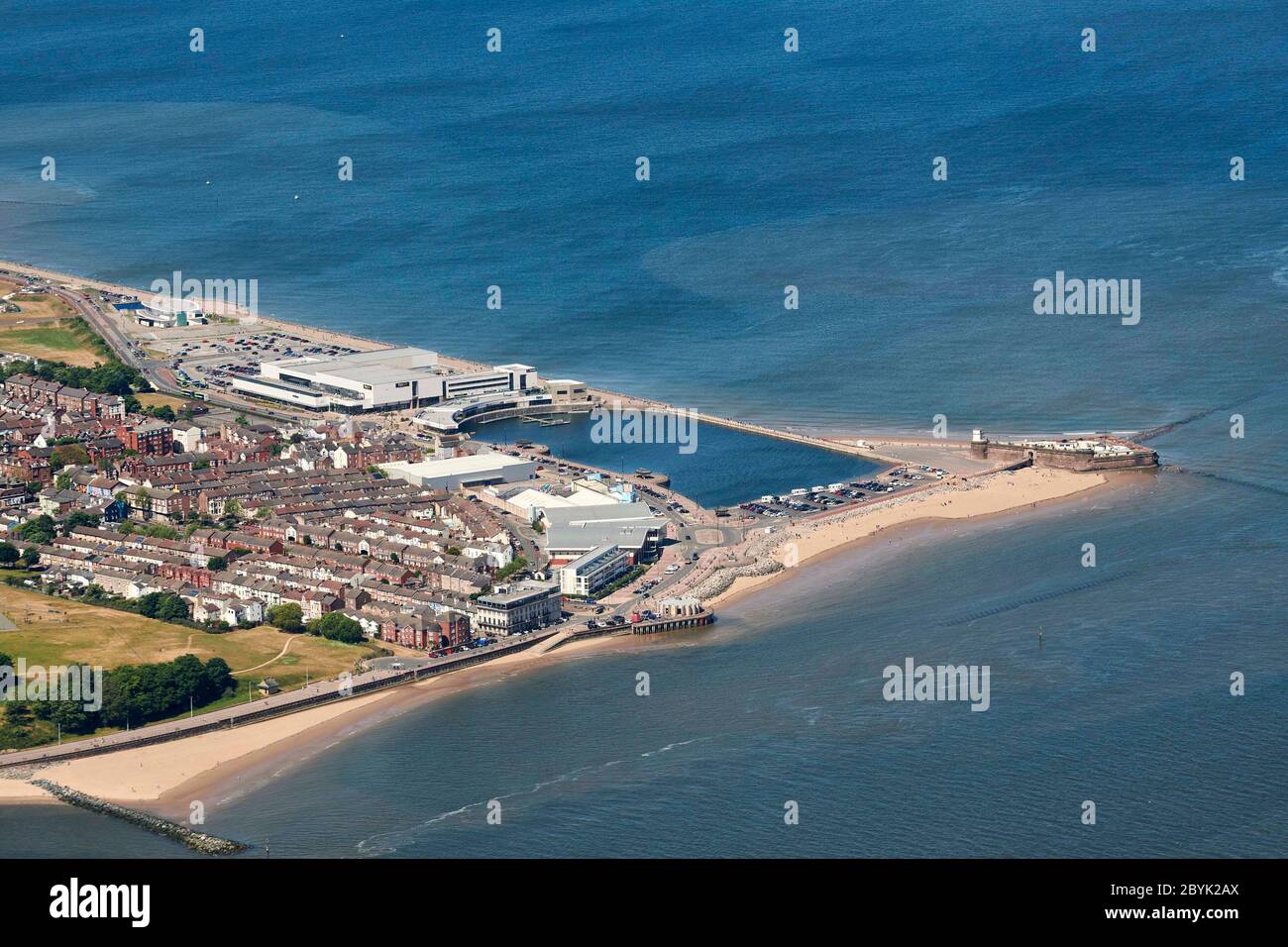 Vue aérienne de New Brighton Beach à la pointe du Wirral, et du lac Marine, de la rivière Mersey, au nord-ouest de l'Angleterre, au Royaume-Uni Banque D'Images