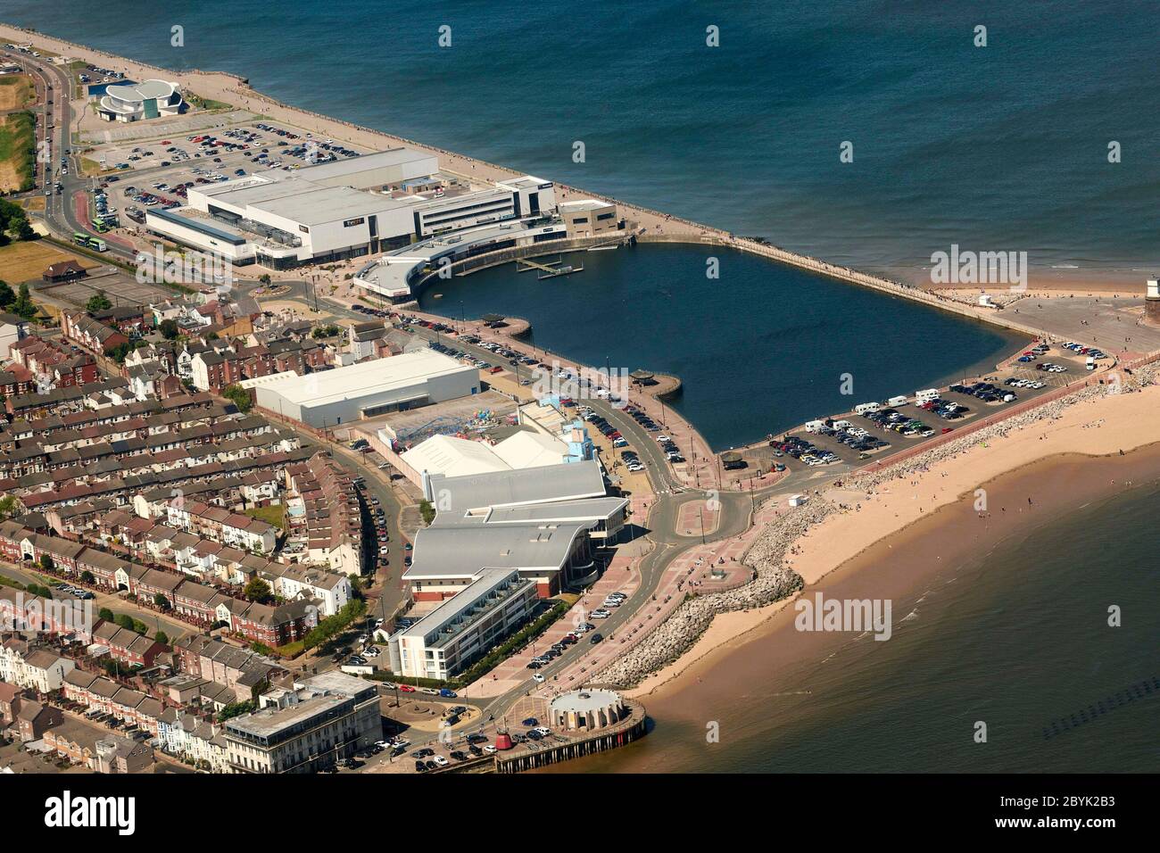 Vue aérienne de New Brighton Beach à la pointe du Wirral, et du lac Marine, de la rivière Mersey, au nord-ouest de l'Angleterre, au Royaume-Uni Banque D'Images