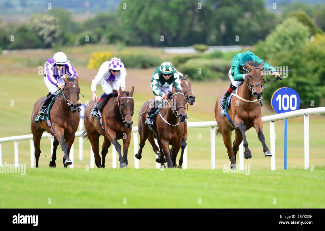 Colin Keane, un fjordeur et un jockey, remporte la bataille d'EPF Fillies Maiden (plus 10) au champ de courses de Navan, dans le comté de Meath, en Irlande. Banque D'Images