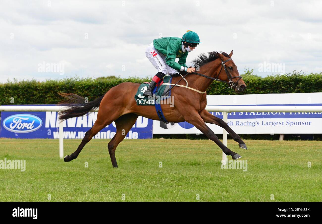 Colin Keane, un fjordeur et un jockey, remporte la bataille d'EPF Fillies Maiden (plus 10) au champ de courses de Navan, dans le comté de Meath, en Irlande. Banque D'Images