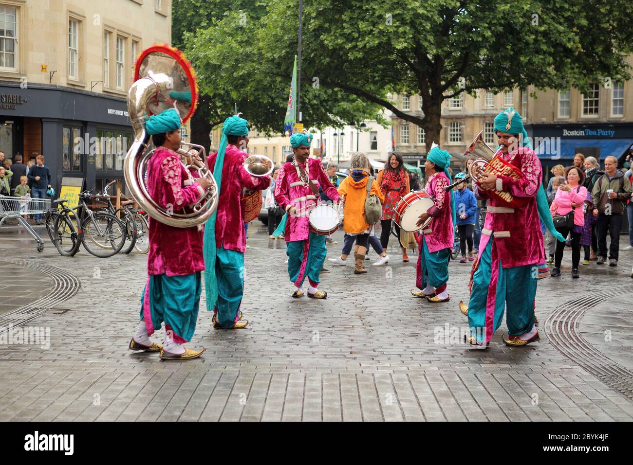 Rajasthan Heritage Brass Band, musiciens indiens costumés divertir les gens sur le festival de la foire de Bedlam, place de Kingsmead, Bath, Angleterre.4 de juin 2017 Banque D'Images