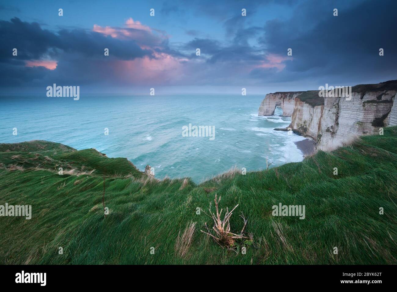 Lever de soleil orageux sur les falaises de l'océan Atlantique Banque D'Images