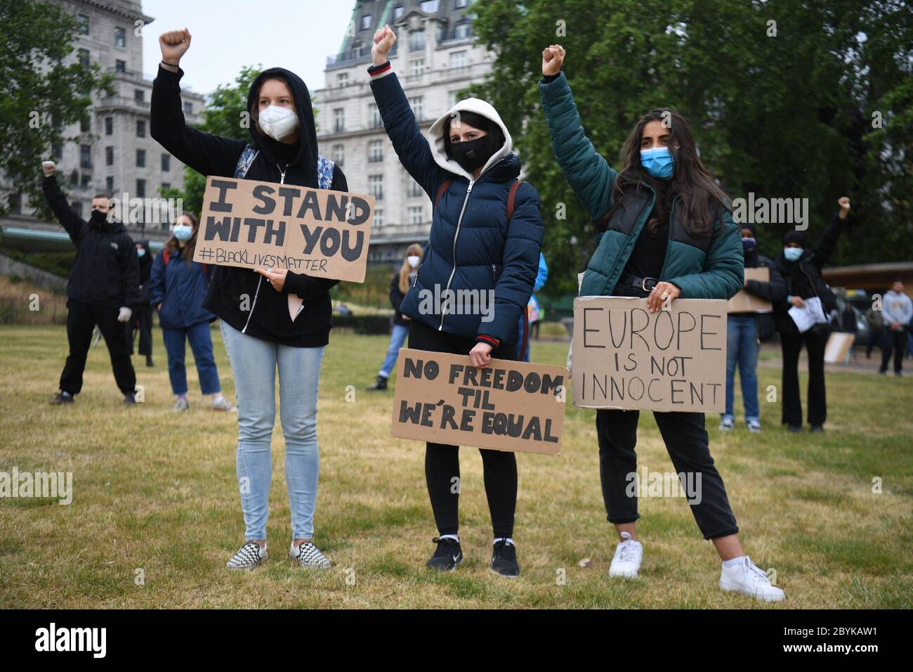 Les gens se rassemblent pour une manifestation Black Lives Matter à Green Park, Londres. Les manifestations ont été déclenchées par la mort de George Floyd, qui a été tué le 25 mai alors qu'il était en garde à vue dans la ville américaine de Minneapolis. Banque D'Images