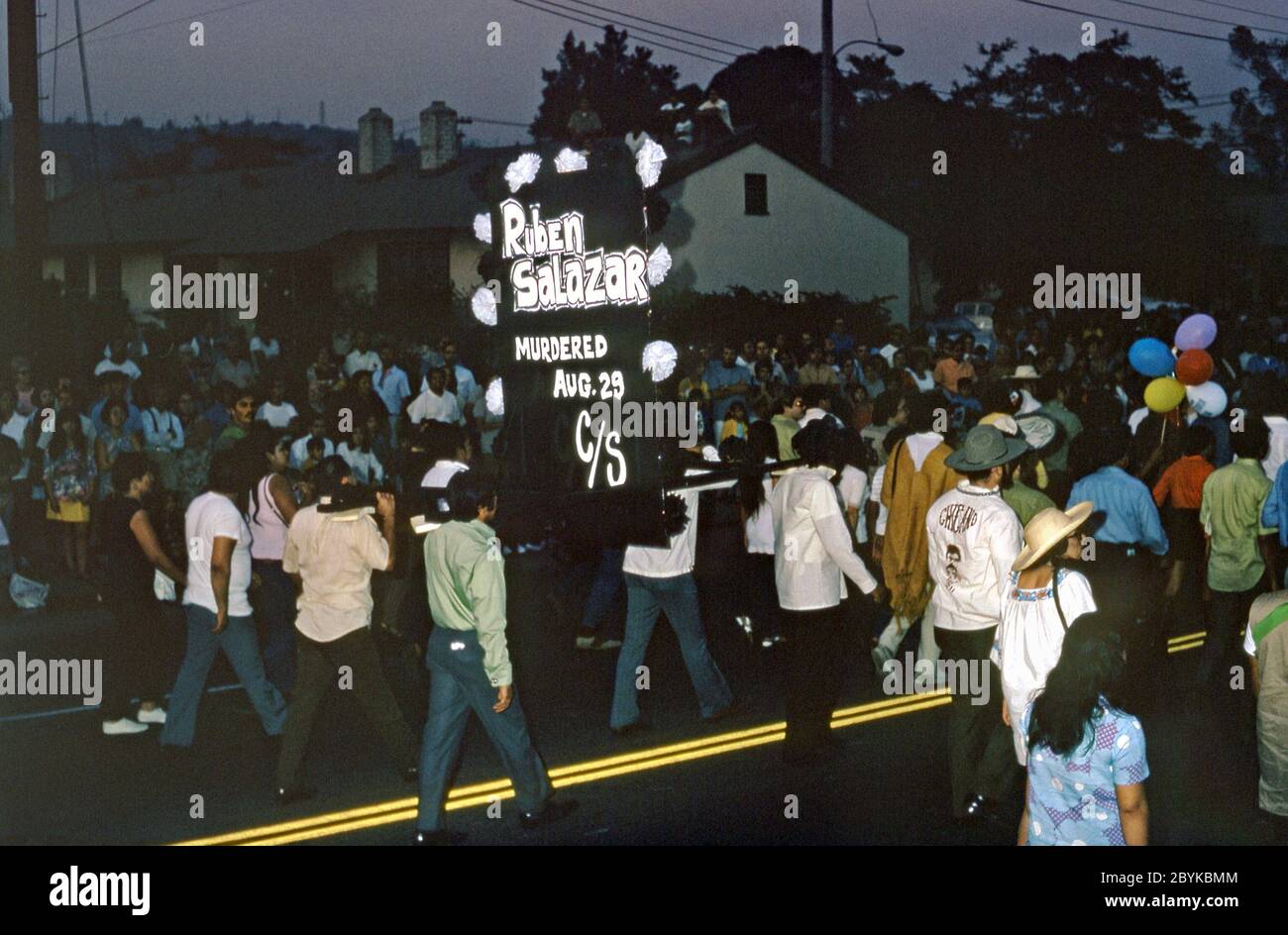 Une marche de protestation de rue par la communauté Chicano à Los Angeles, Californie, Etats-Unis 1970. La bannière noire est liée à la mort de Ruben Salazar, militant des droits civils et journaliste qui a rapporté la communauté de Chicano (Chicanos et Chicanas sont des hommes et des femmes d'origine mexicaine). Salazar est mort après avoir été frappé par un projectile de gaz lacrymogène tiré par la police lors de la marche nationale de Chicano moratoire contre la guerre du Vietnam à l'est de Los Angeles le 29 août 1970. Aucune accusation n'a été portée – la famille de Salazar a trouvé un règlement financier extrajudiciaire. Banque D'Images