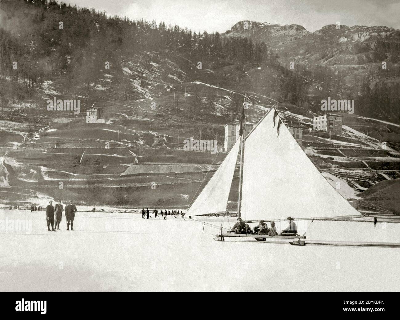 Yachting de glace sur un lac gelé, St Moritz, Suisse c. 1900. Banque D'Images