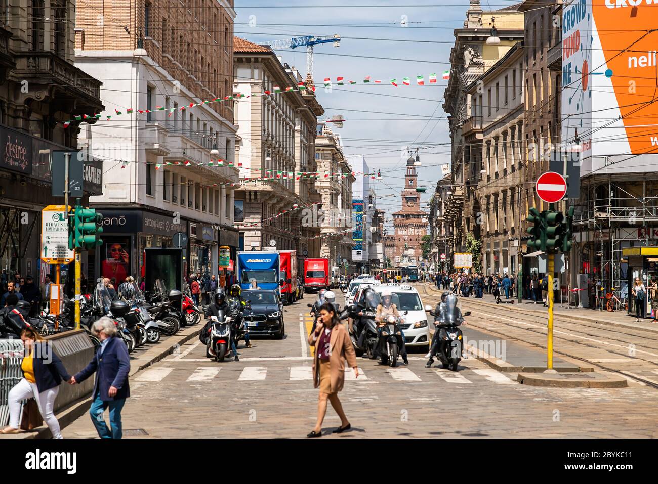 Milan. Italie - 21 mai 2019 : rue à Milan. Via Orefici. Vieille ville. Château de Sforza en arrière-plan. Banque D'Images