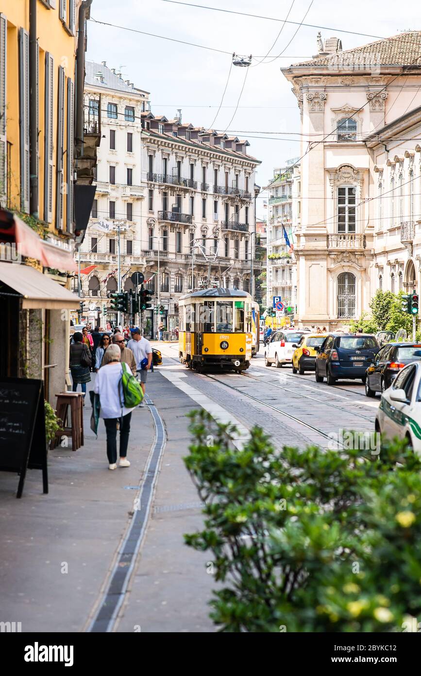 Milan. Italie - 21 mai 2019 : ancien tramway jaune de Milan. Panorama de la rue avec piétons et voitures lors d'une journée ensoleillée. Banque D'Images
