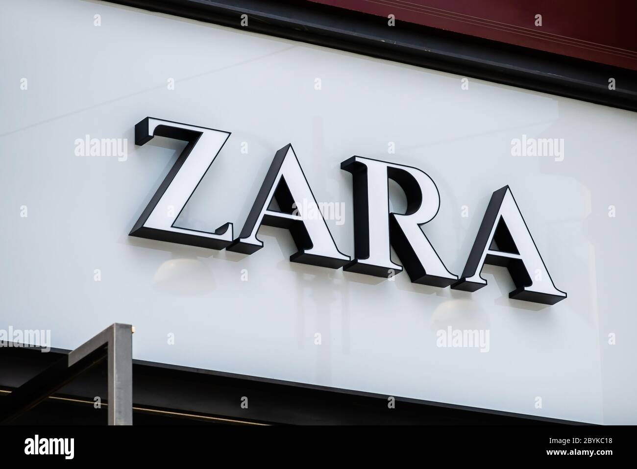 Milan. Italie - 21 mai 2019 : logo de la société Zara à l'entrée du magasin  à Milan Photo Stock - Alamy