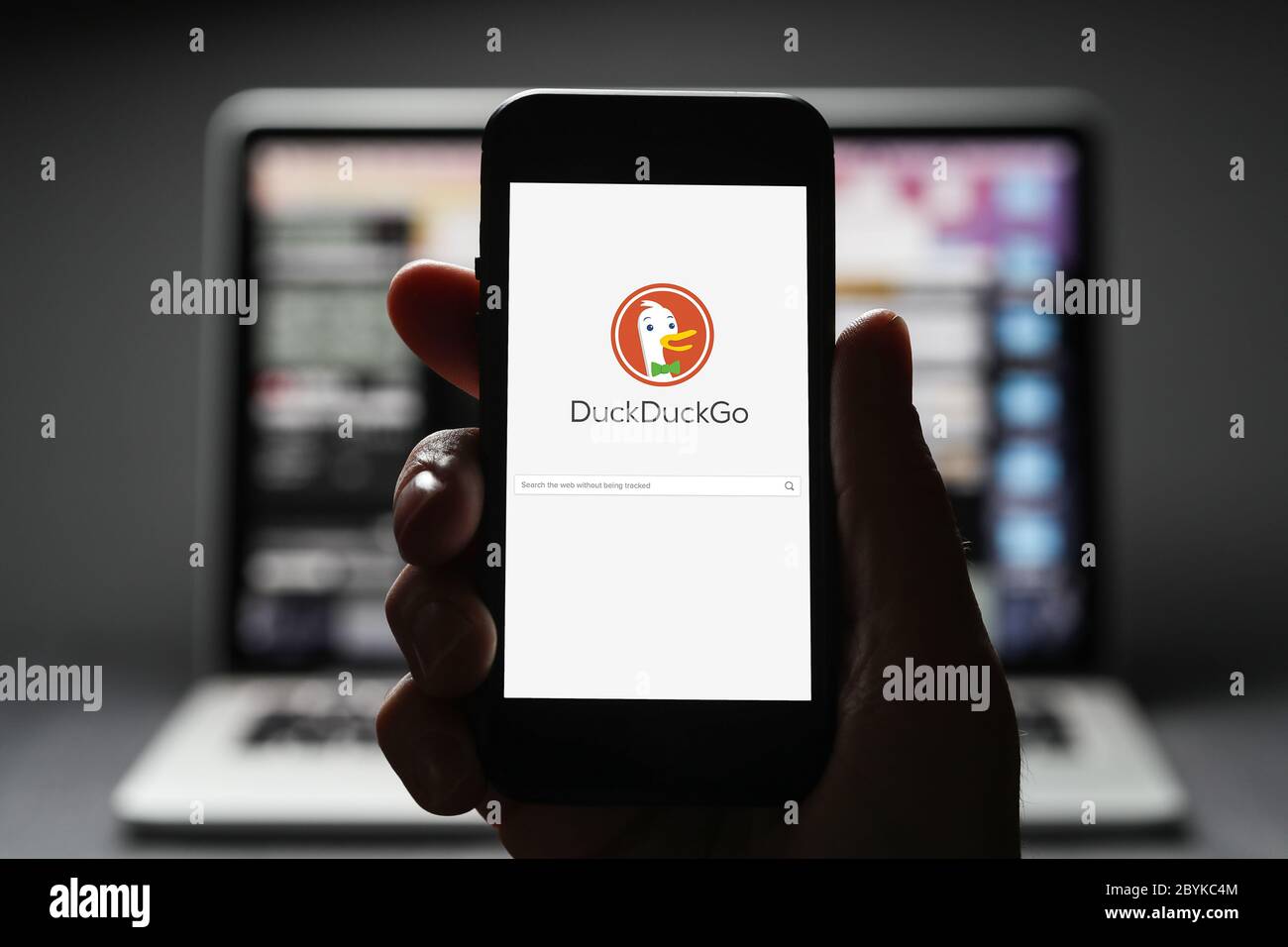 Un homme utilisant DuckDuckGo, un navigateur Web privé Banque D'Images