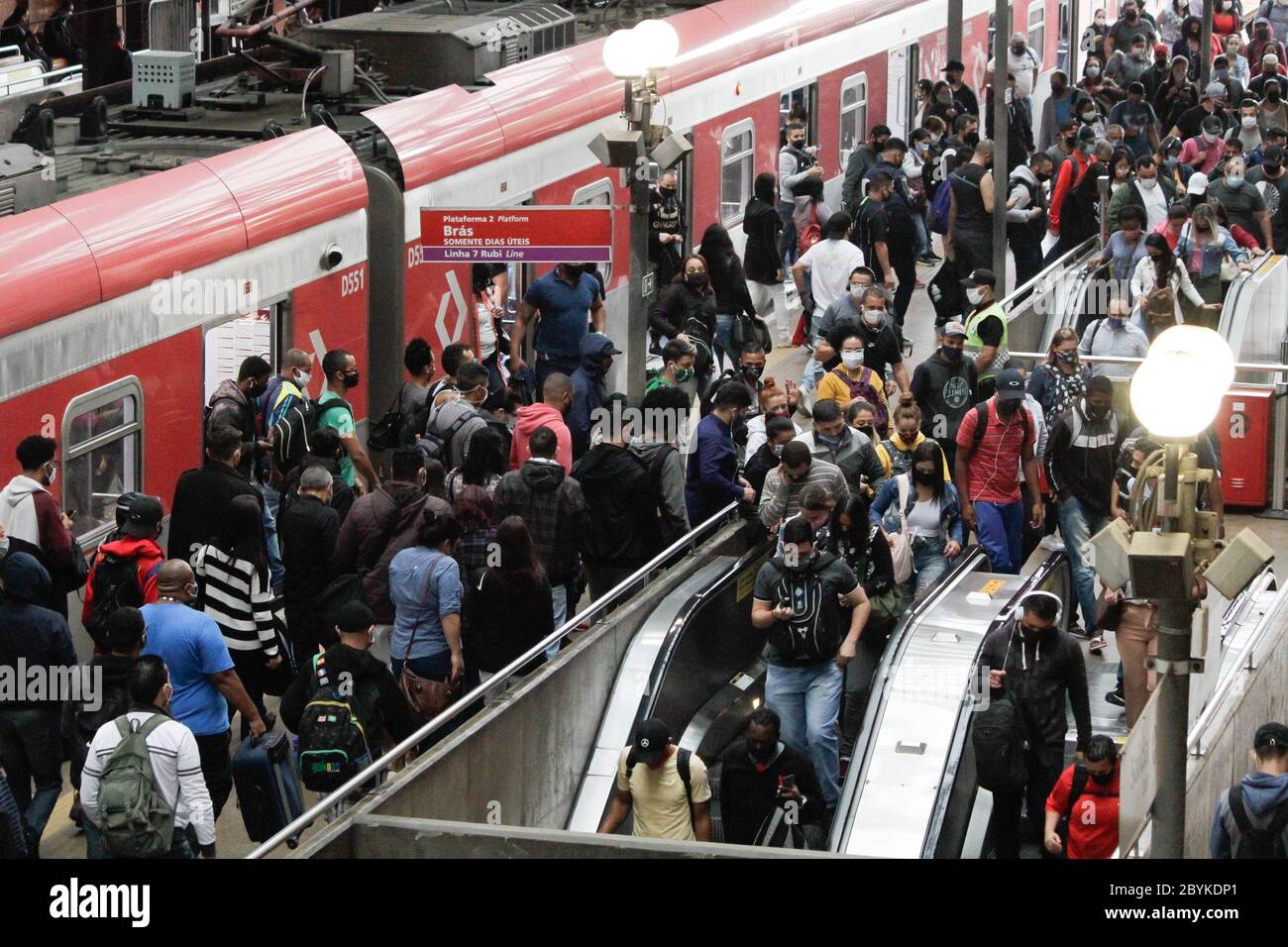 10 juin 2020 : mouvement intense de passagers à Estação da Luz, dans la région centrale de la ville de São Paulo, ce mercredi matin. Pour lutter contre le coronavirus, les passagers portent des masques de protection du visage. Le commerce de rue dans la ville de São Paulo aura ses opérations libérées à nouveau à partir de ce mercredi, 10ème, après plus de deux mois de restrictions pour empêcher la propagation du covid-19. L'activité devra respecter une série de règles convenues entre l'hôtel de ville et les entités sectorielles, telles que les mesures d'hygiène et les heures limitées. 10 juin 2020. (Image crédit : © FáB Banque D'Images