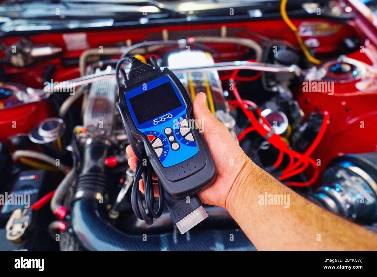 Montréal,Québec,Canada,7 juin 2020.lecteur de diagnostic OBD relié à l'automobile.crédit:Mario Beauregard/Alamy News Banque D'Images Montréal,Québec,Canada,7 juin 2020.lecteur de diagnostic OBD relié à l'automobile.crédit:Mario Beauregard/Alamy News Banque D'Images