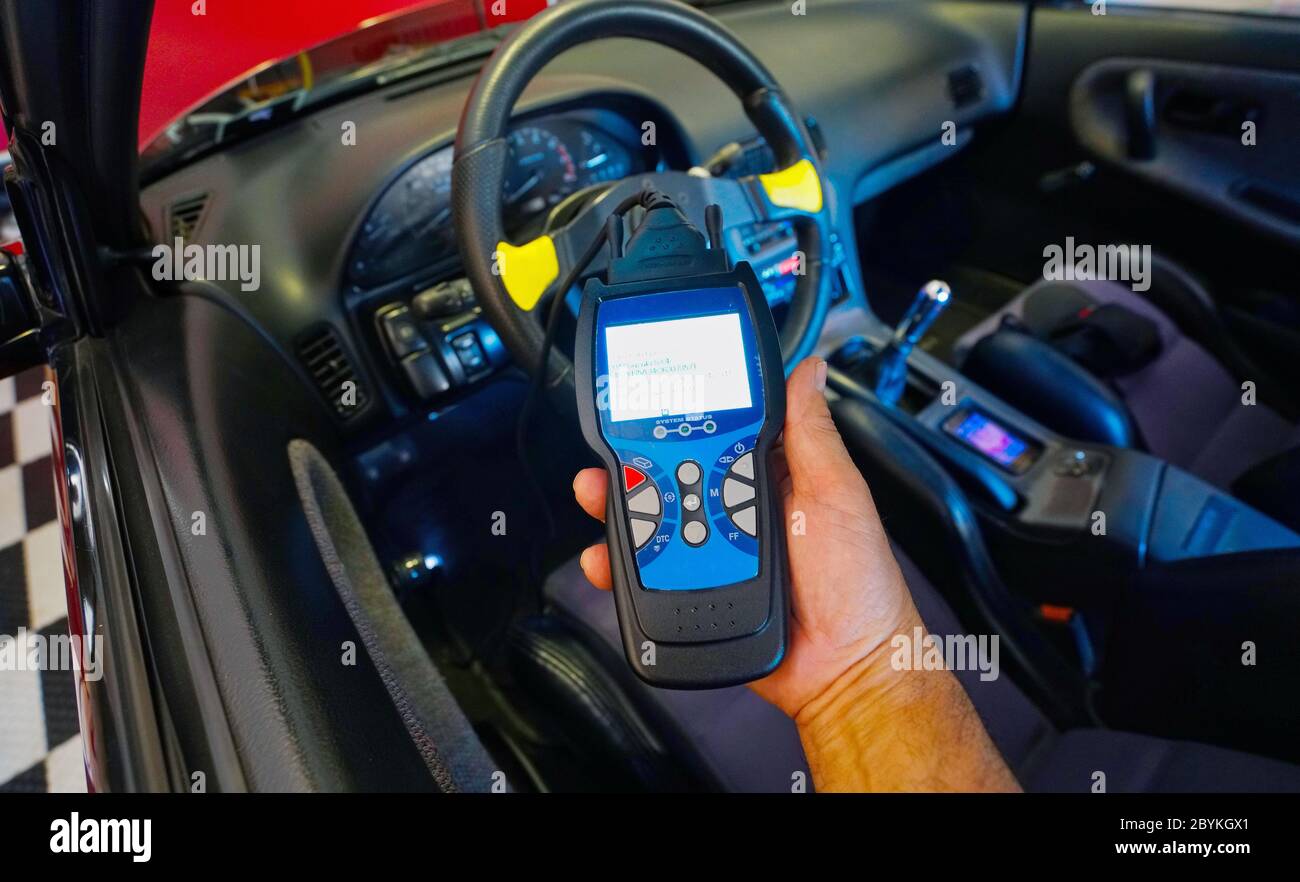 Montréal,Québec,Canada,7 juin 2020.lecteur de diagnostic OBD relié à l'automobile.crédit:Mario Beauregard/Alamy News Banque D'Images Montréal,Québec,Canada,7 juin 2020.lecteur de diagnostic OBD relié à l'automobile.crédit:Mario Beauregard/Alamy News Banque D'Images