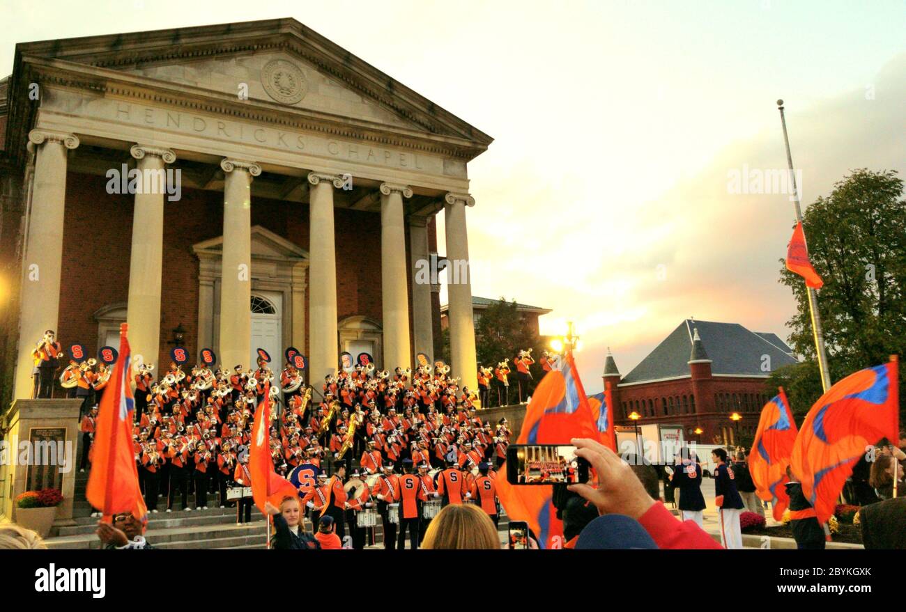 New York, États-Unis - 9 septembre 2019 - le groupe avant le match de football à l'université de Syracuse Banque D'Images New York, États-Unis - 9 septembre 2019 - le groupe avant le match de football à l'université de Syracuse Banque D'Images