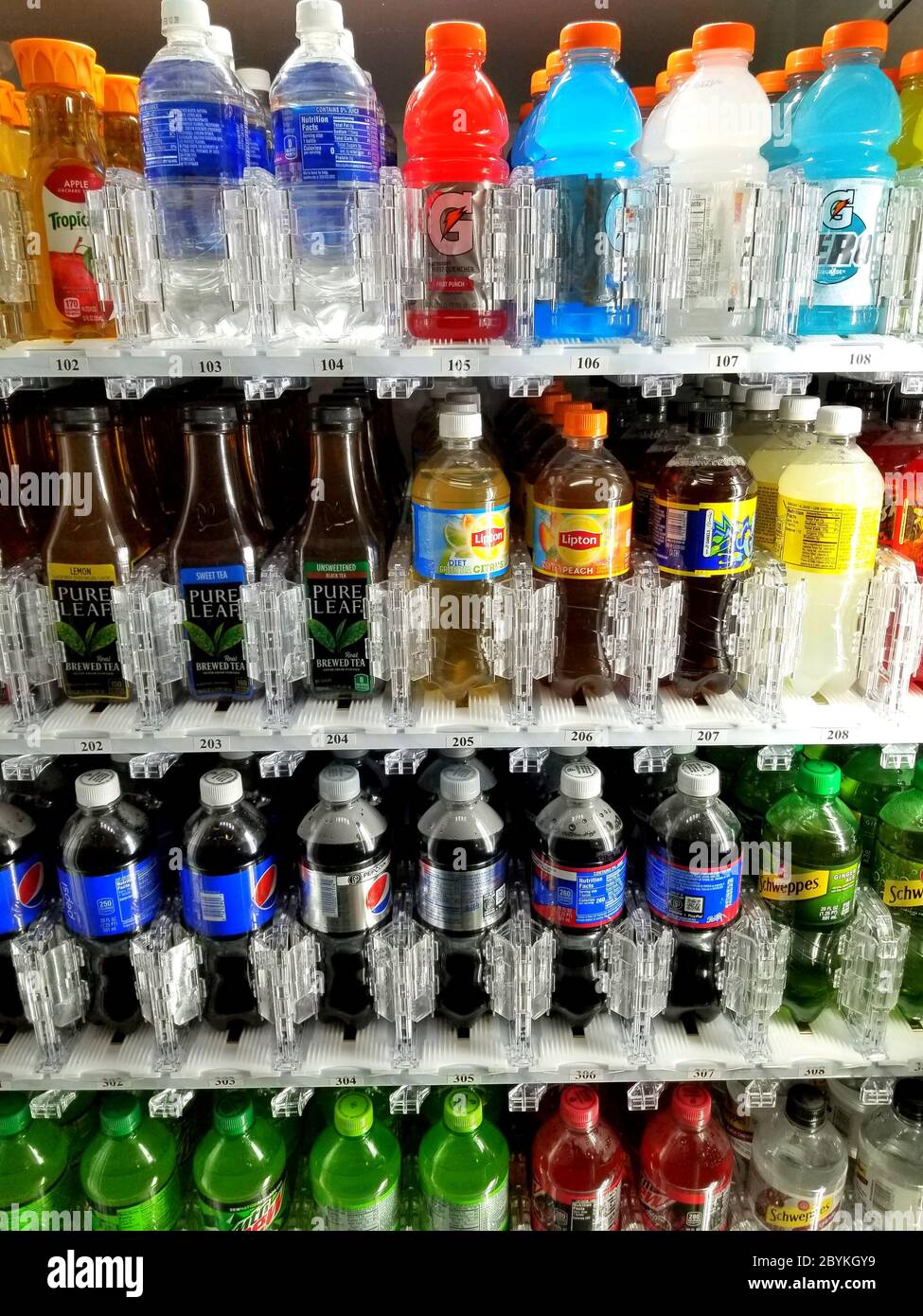 Syracuse, New York, États-Unis - 19 octobre 2019 - variété de boissons et boissons dans un distributeur automatique Banque D'Images