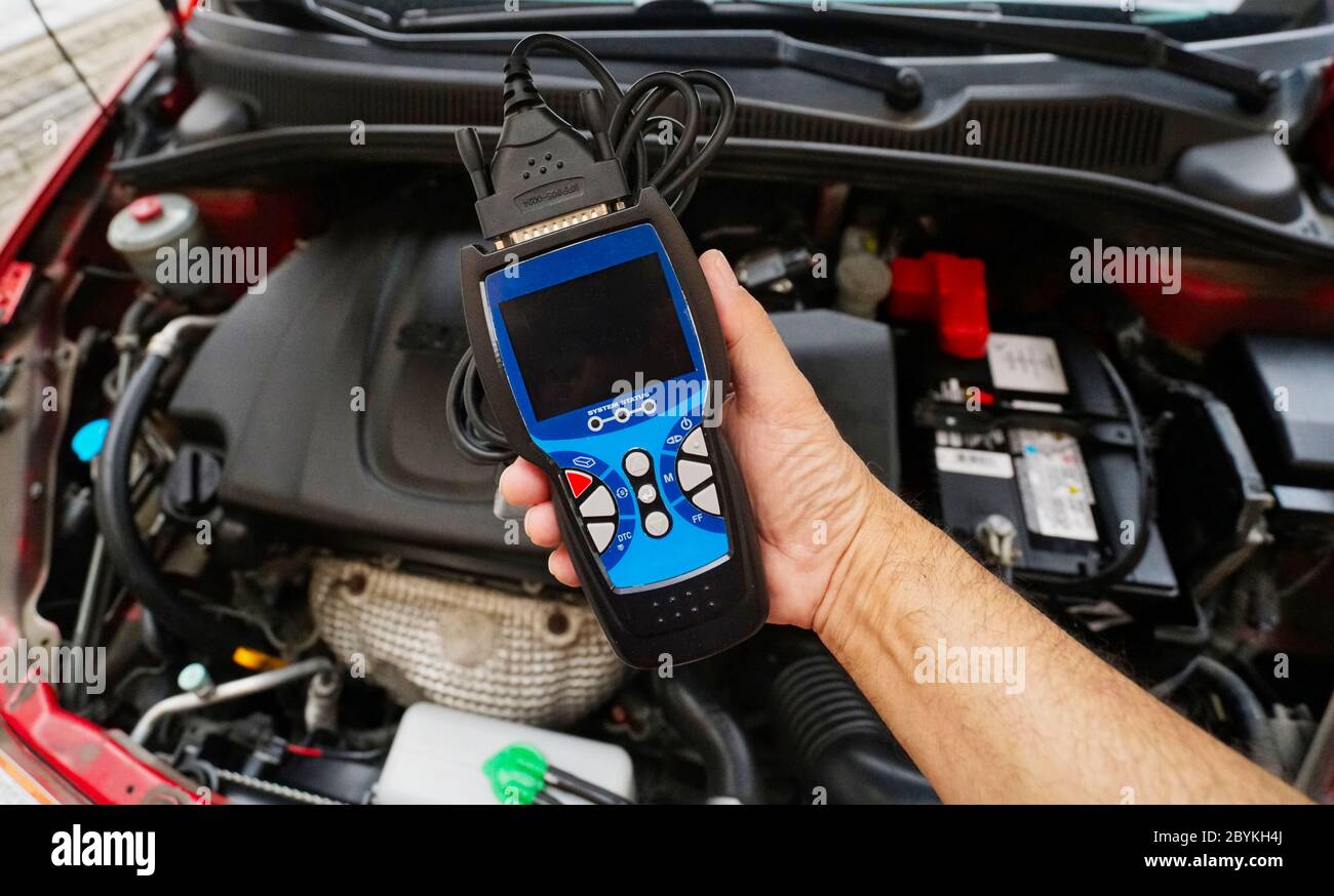 Montréal,Québec,Canada,7 juin 2020.lecteur de diagnostic OBD relié à l'automobile.crédit:Mario Beauregard/Alamy News Banque D'Images Montréal,Québec,Canada,7 juin 2020.lecteur de diagnostic OBD relié à l'automobile.crédit:Mario Beauregard/Alamy News Banque D'Images