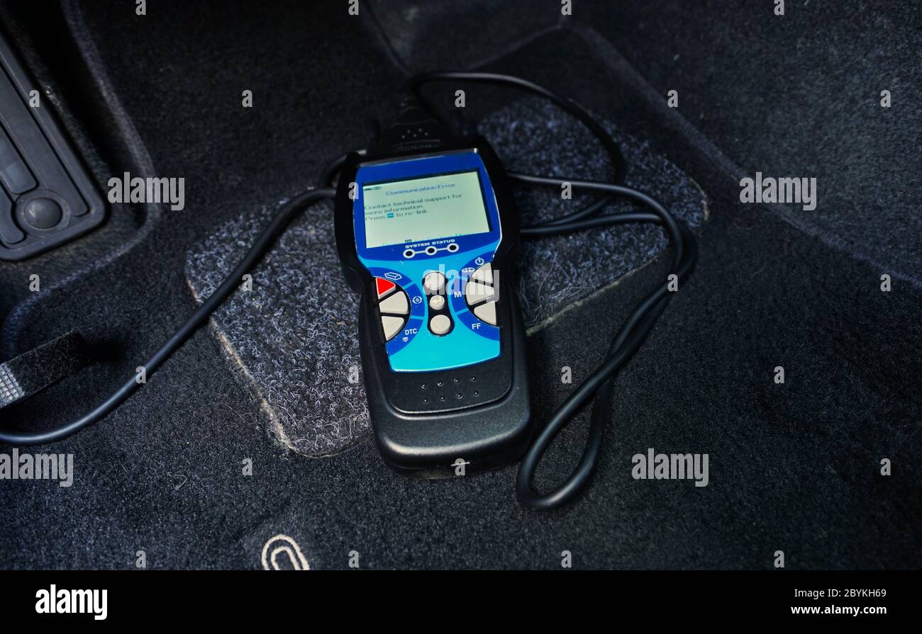 Montréal,Québec,Canada,7 juin 2020.lecteur de diagnostic OBD relié à l'automobile.crédit:Mario Beauregard/Alamy News Banque D'Images Montréal,Québec,Canada,7 juin 2020.lecteur de diagnostic OBD relié à l'automobile.crédit:Mario Beauregard/Alamy News Banque D'Images